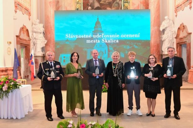 Slávnostné udeľovanie ocenení mesta Skalica na pódiu s ocenenými osobnosťami.