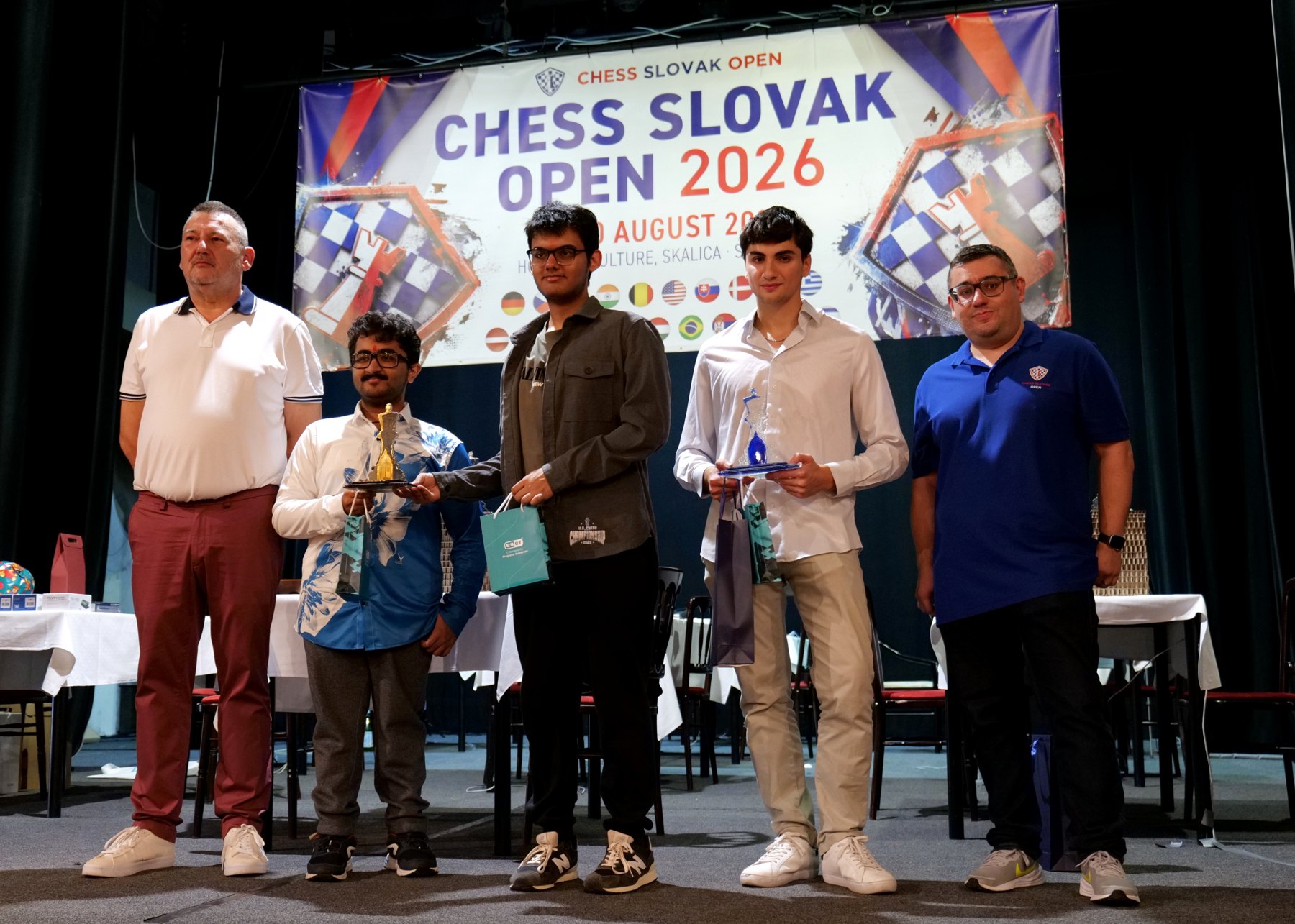 Stupne víťazov turnaja Masters: Aditya Mittal, Abhimanyu Mishra a Daniel Dardha