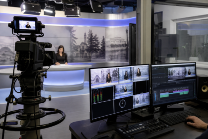 Televízne štúdio s kamerou a monitormi pri príprave spravodajstva.