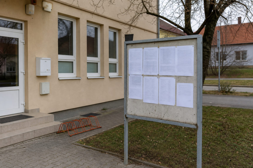 Úradná tabuľa s oznámením o komunálnych voľbách v obci