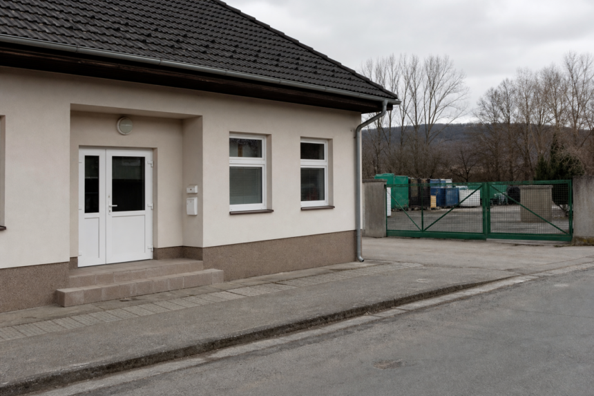 Zatvorený mestský úrad a zberný dvor v tichej ulici.