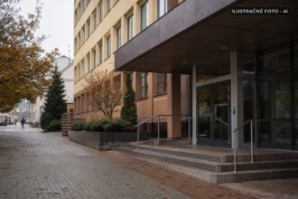 Exteriér mestského úradu v Skalici v jesennom počasí
