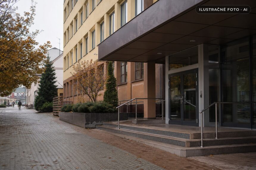 Exteriér mestského úradu v Skalici v jesennom počasí