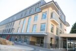 Exteriér modernej viacpodlažnej budovy novej nemocničnej pavilónu v Skalici
