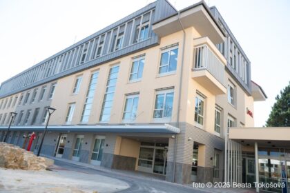 Exteriér modernej viacpodlažnej budovy novej nemocničnej pavilónu v Skalici