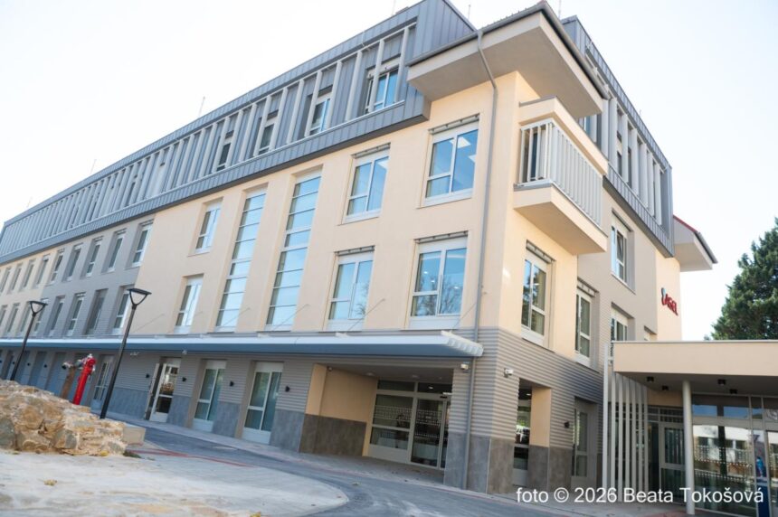 Exteriér modernej viacpodlažnej budovy novej nemocničnej pavilónu v Skalici