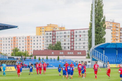 Fotografia športového podujatia na futbalovom ihrisku v Senici.