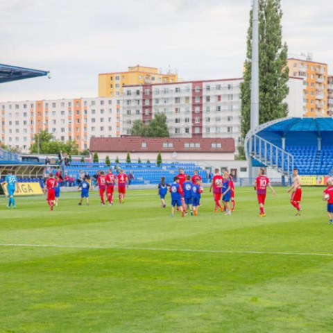 Fotografia športového podujatia na futbalovom ihrisku v Senici.