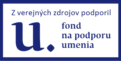 Interiér miestnej knižnice s policami plnými kníh