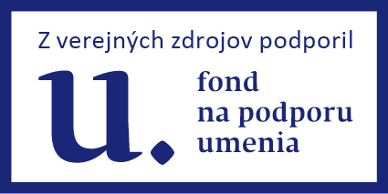 Interiér miestnej knižnice s policami plnými kníh