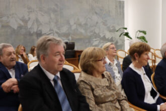 Jubilujúce manželské páry pri slávnostnom prijatí v interiéri mestského úradu v Senici.