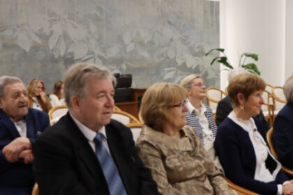 Jubilujúce manželské páry pri slávnostnom prijatí v interiéri mestského úradu v Senici.