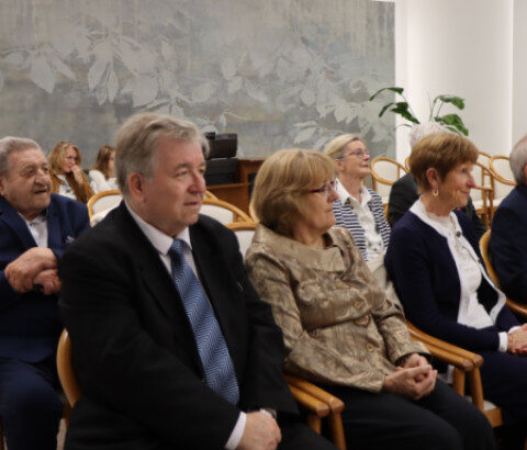 Jubilujúce manželské páry pri slávnostnom prijatí v interiéri mestského úradu v Senici.