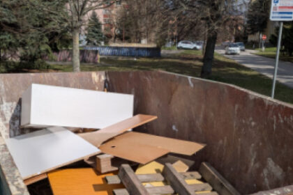 Kontajner s objemným odpadom na zbernom mieste
