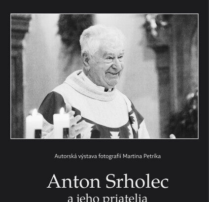 Plagát k autorskej výstave fotografií Anton Srholec a jeho priatelia v Senici.