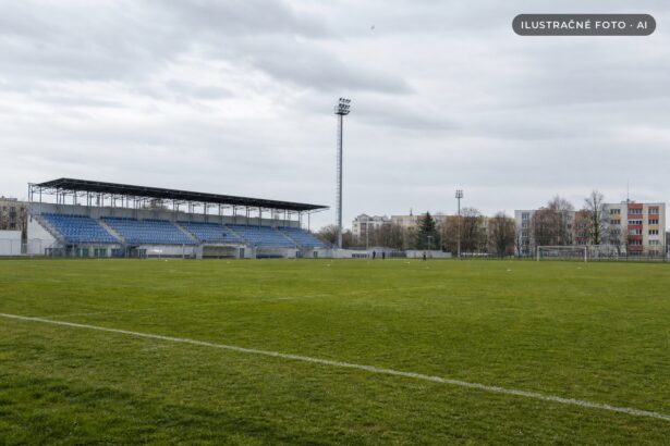 Pohľad na futbalový štadión a ihrisko v Senici