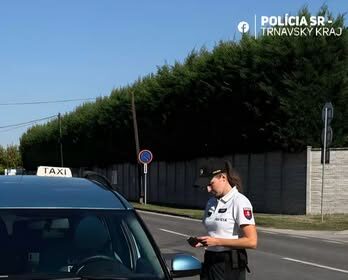 Policajná cestná kontrola vodiča na diaľnici