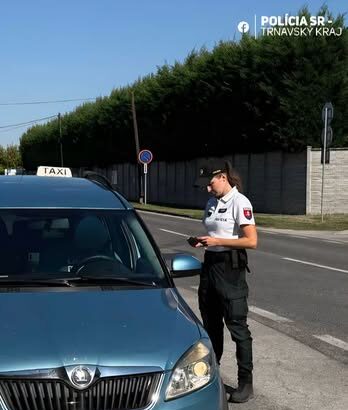 Policajná cestná kontrola vodiča na diaľnici
