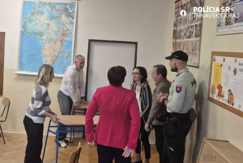 Policajné školenie zamestnancov školy v interiéri