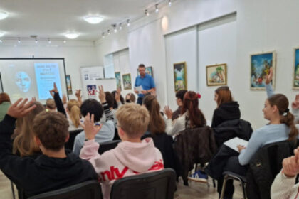 Prednáška pre žiakov v interiéri počas preventívneho podujatia v Senici.