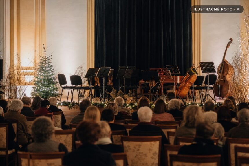 Predvianočná koncertná sála s orchestrom pripraveným na vystúpenie.