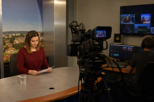 Redakčné štúdio miestnej televízie pri príprave spravodajstva.