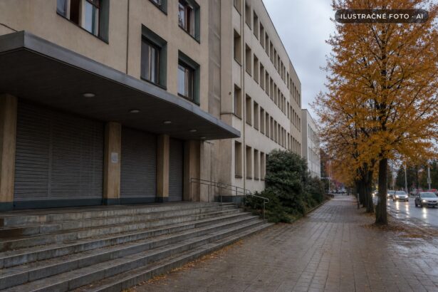 Zatvorený vstup do budovy okresného úradu v Skalici